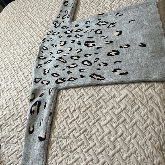 Ellen Tracy Gray Animal Print Cardigan. Size M. Good condition. - Picture 4 of 13